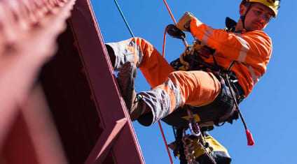 Монтаж систем индивидуальной и коллективной защиты от падения с высоты